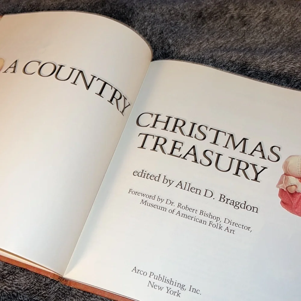 A CHRISTMAS TREASURY VINTAGE HARDCOVER BOOK 1983 WITH DUSTCOVER